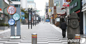 텅 빈 제주 누웨마루 거리