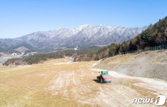 초지에 비료주는 가축유전자원센터