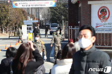 신종 코로나 여파, 훈련소 앞 애타는 가족