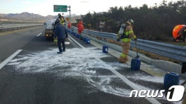 진도 도로변에 무기산 40ℓ 유출…긴급 방제작업 나서