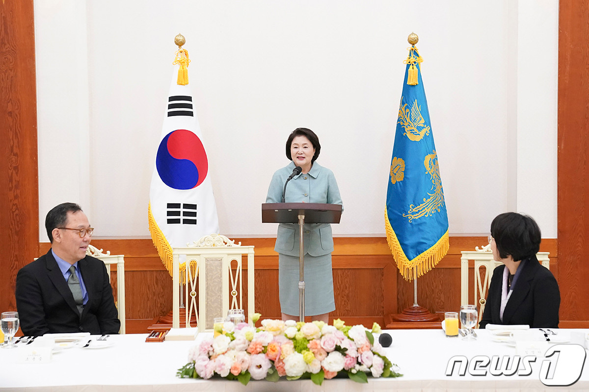 김정숙 여사 샤넬 재킷 관련 의혹, 전 주프랑스 한국문화원장 재차 소환 중