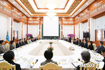 김정숙 여사, 한국문화원장·문화홍보관 초청 오찬