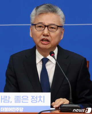 입당 소감 밝히는 홍성국 | 포토뉴스