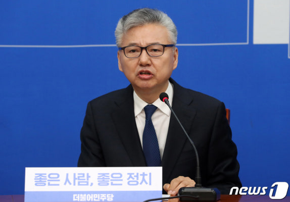 인사말하는 홍성국 전 사장 | 포토뉴스