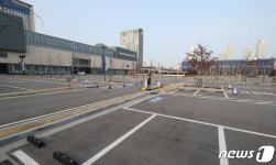 썰렁한 현대아울렛 송도 주차장