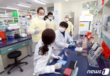 송하진 지사, 보건환경연구원 방문…신속·정확한 검사 당부