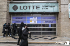 임시 휴점으로 굳게 닫힌 롯데백화점 본점 정문