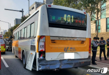 울산서 트럭이 버스정류장 정차중인 시내버스 받아 11명 부상