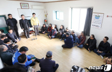 마을회관에 모인 이천 국방어학원 인근 주민들