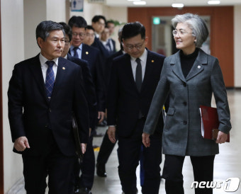 대화 나누는 외교-국방 장관