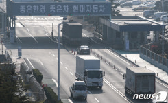 현대차 울산공장 드나드는 납품 차량들
