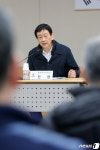 장호원읍 주민들과 대화 나누는 진영 장관