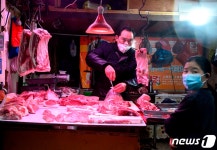 마스크 쓰고 고기 판매 준비하는 상하이 정육점