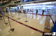 발길 끊긴 김포공항 국제선 청사