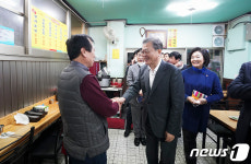 남대문시장 상인 손 잡은 문재인 대통령