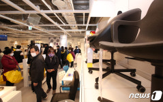 이케아 동부산점 구경하는 고객들