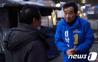 아침 인사 나누는 이낙연 전 총리