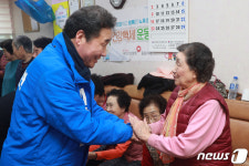 어르신 표심잡는 이낙연 전 총리