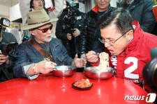 창신동 국수집 찾은 황교안 대표