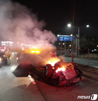 만취운전하다 중앙분리대 '쿵' 차량 화재…사고 낸 50대 입건