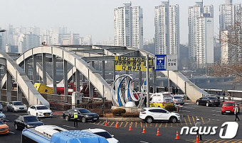 한강대교 위에 선 남성 '남성 관련 법·제도 바꾸자'