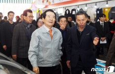 진천 중앙시장 둘러보는 정 총리