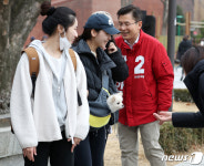 마로니에 공원 찾아 2030 민심잡기 나선 황교안 대표