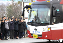 퇴소 교민들 배웅하는 진영·양승조