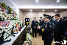 민갑룡 경찰청장, 고 유재국 경위 빈소 조문