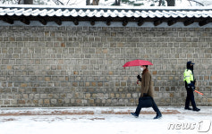 눈 내린 덕수궁 돌담길 걸어요