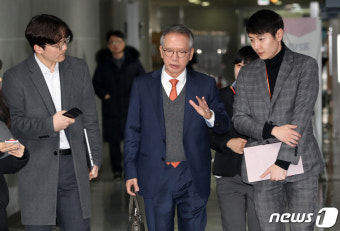 취재진 질문에 답하는 김형오 공천위원장