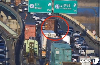 부산 동서고가도로 트레일러 접촉사고…출근길 교통정체