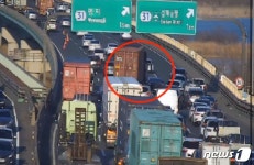 부산 동서고가도로 트레일러 접촉사고…출근길 교통정체