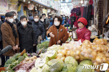 김정숙 여사, 동원전통종합시장 방문