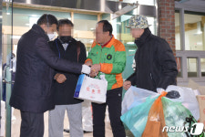 광주 코로나19 격리 해제...귀가 돕는 자원봉사자