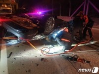 동해고속도로 청량IC 인근서 K5 전복…운전자 숨져