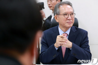 공천 신청자 면접보는 김형오 위원장