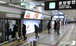 출근시간에도 한산한 대구 지하철