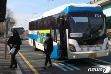 열화상카메라 없는 중간 정류소서 정차하는 버스