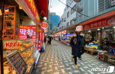 코로나19 여파로 텅 빈 해운대 전통시장