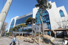 신천지 광주교회 앞...마스크 착용한 시민