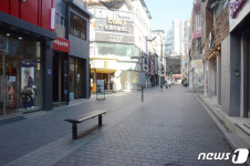 인파 하나 없는 춘천 명동거리