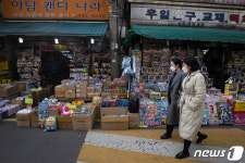 썰렁한 모습 보이는 문구·완구거리
