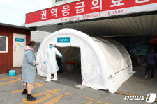 선별분류소 들어서는 중국 유학생