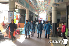 방역하는 자원봉사자들