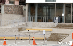 코로나 여파로 썰렁한 커피전문점