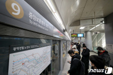 김포 5번 확진자 탄 김포골드라인…하루 9만명 이용객 불안