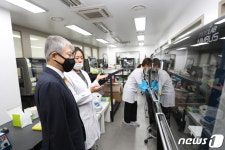 코로나19 진단시약 기업 방문한 최기영 장관