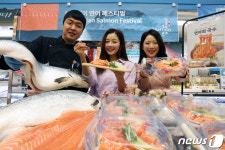 연어회 국수 맛 보세요
