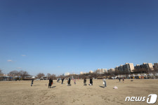 띄엄띄엄 서서 봄날씨 만끽해요